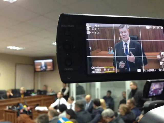 Віктор Янукович на моніторі телекамер