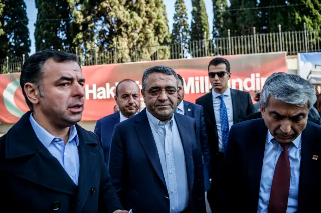 CHP milletvekili Sezgin Tanrıkulu (ortada)