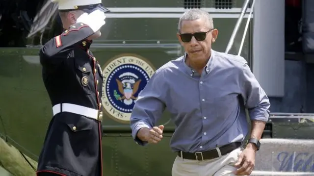 Barack Obama de lentes negros.