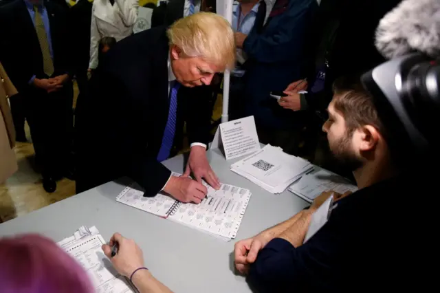 Donald Trump votando