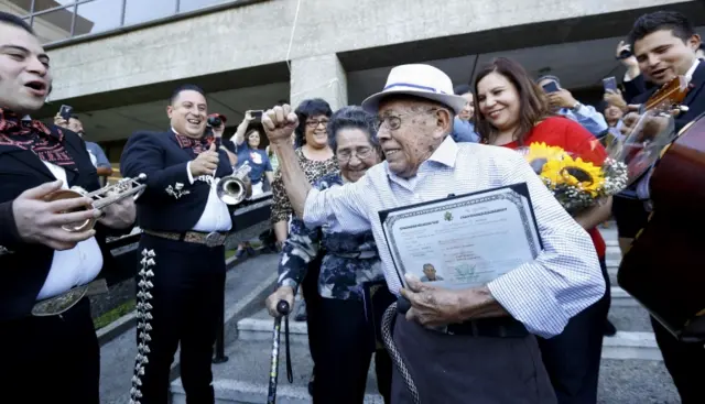 Fabio Alvarado festeja tras votar en las elecciones