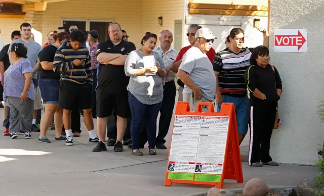 Largas filas de personas en Phoenix, Arizona.