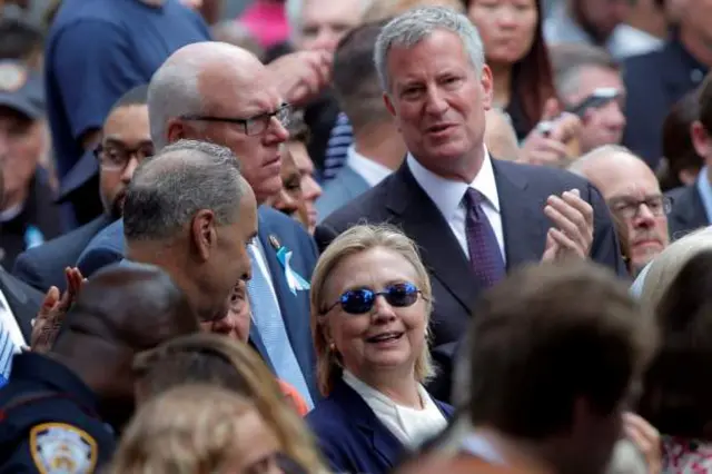Meya wa mji wa New York Bill De Blasio akiwa na mgombea wa Democrat Hillary Clinton katikati