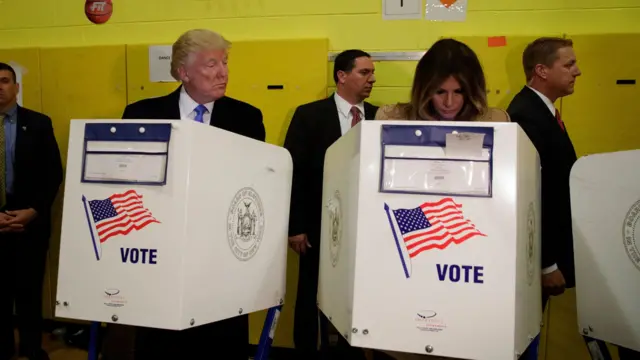 Donald e Melania Trump votam