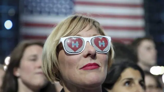 Seguidora de Hillary Clinton con lentes de corazones.