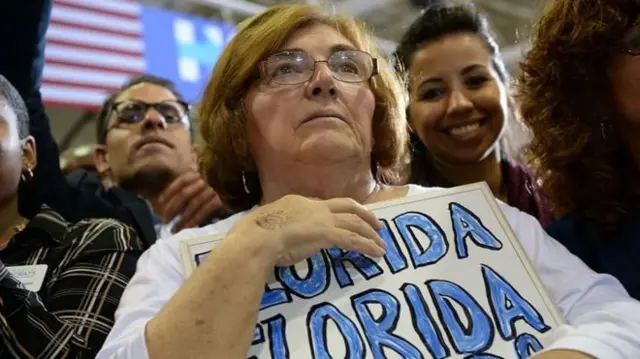 Una votante con un cartel de Florida