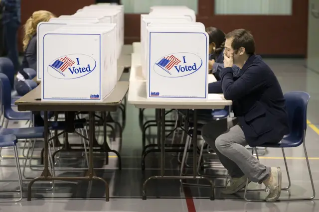 Gente votando