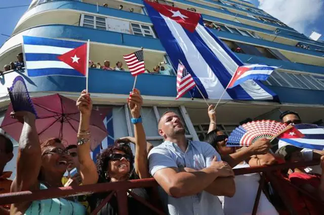 Cubanos siguiendo las elecciones de EE.UU.