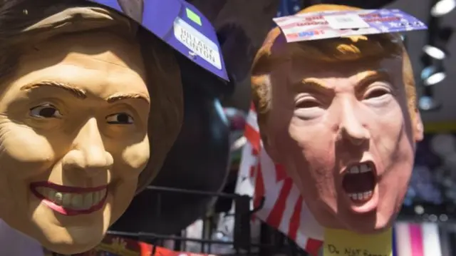 Bonecos dos candidatos americanos Trump e Hillary