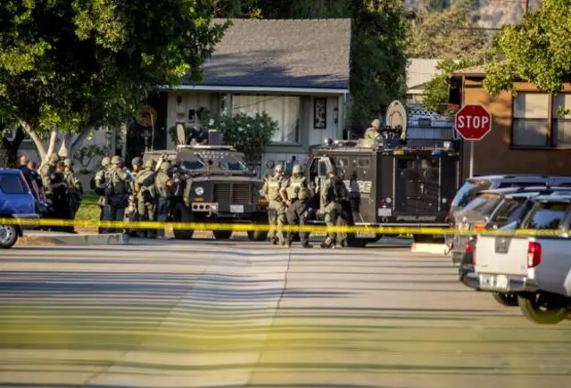 Maafisa wa polisi karibu na makaazi yaliopo jirani na kituo cha polisi cha California