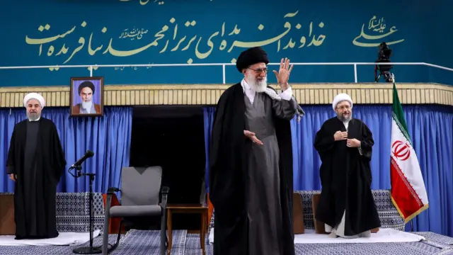 آقای خامنه ای به مناسبت سالگرد تولد پیامبر اسلام در دیدار با شماری از مقام های حکومتی و میهمانان "کنفرانس وحدت اسلامی" سخنرانی کرده است