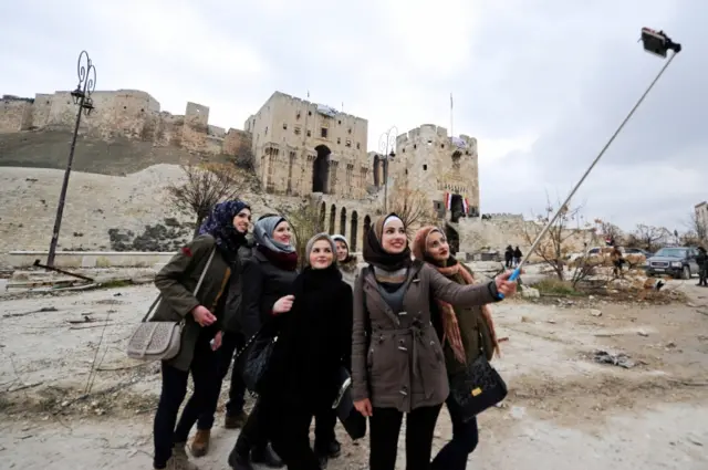 گردشگران در قلعه حلب