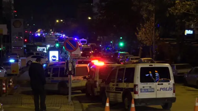 К зданию выставки быстро подтянулись силы полиции и медики.