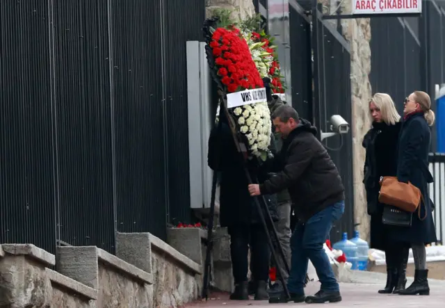 Ankara'daki Rusya Büyükelçiliği'ne çiçekler ve çelenkler bırakılıyor.
