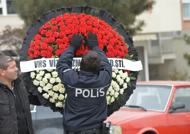 Rusya Büyükelçiliği önündeki çelenkler