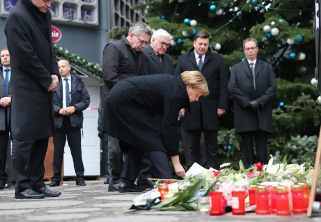 Bà Merkel đặt vòng hoa tại Chợ Giáng sinh vừa bị tấn công ở Berlin