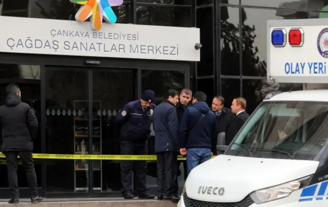 Çağdaş Sanatlar Merkezi önünde Rus heyet
