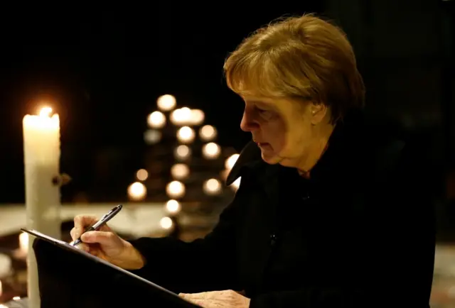 Bà Merkel ký sổ tang tại Chợ Giáng sinh Berlin