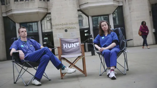 Медики пикетируют министерство здравоохранения