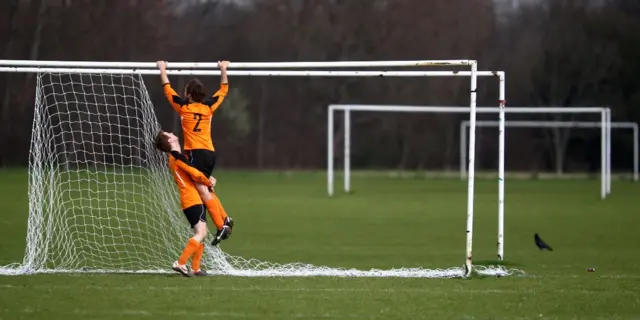 Два футболиста у ворот