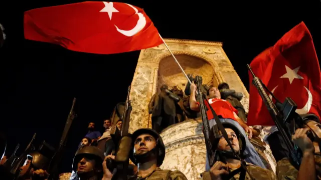 Başbakan Yıldırım: Darbe teşebbüsünde kullanılan uçaklar füzeyle vurulacak