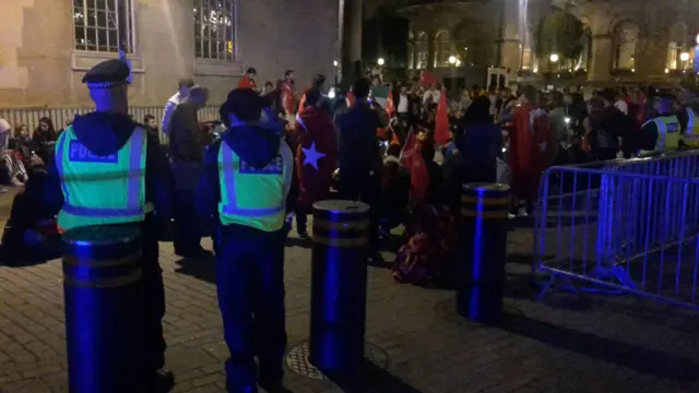 BBC'nin önünde darbe girişimi protestosu