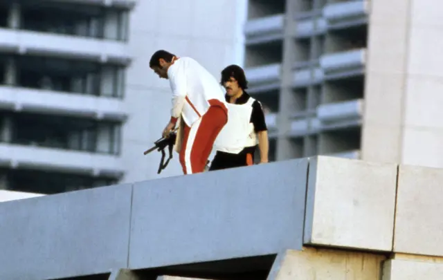 Два мужчины с автоматами