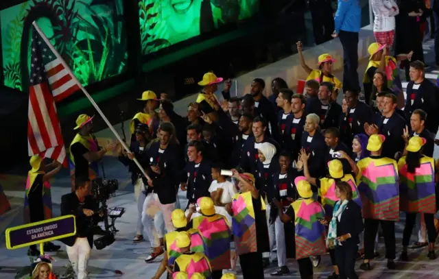 Phelps como porta-bandeira