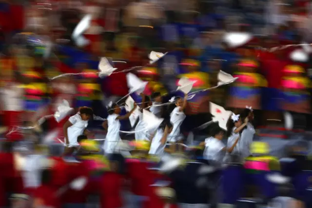 Crianças com pipas representando pombas da paz durante a cerimônia