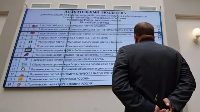 Мужчина смотрит на список партий