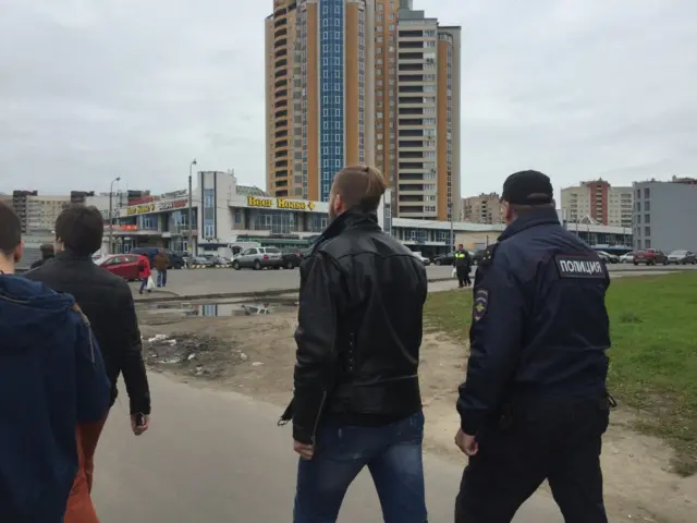 Полиция уводит предполагаемого координатора акции