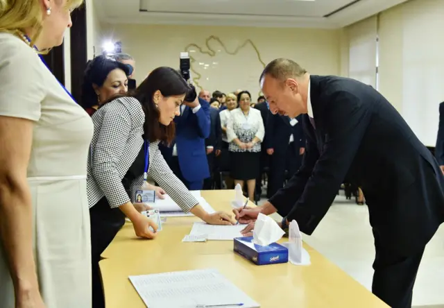 İlham Əliyev səs verərkən