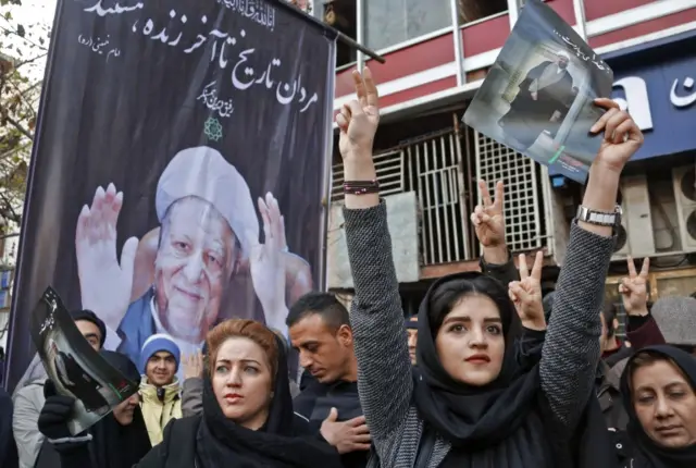مقابل دانشگاه تهران