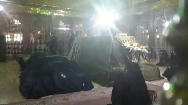 داخل آرامگاه