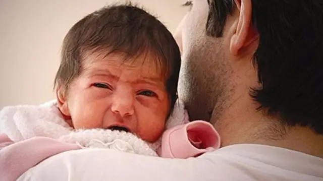 مجلس ایران با افرایش مرخصی زایمان پداران به دو هفته موافقت کرد
