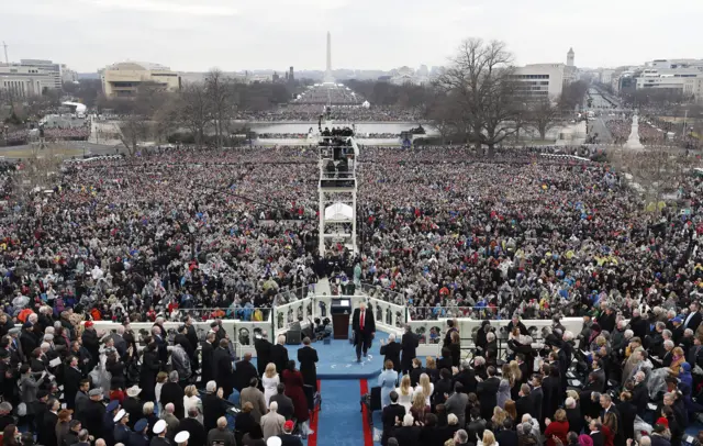 ฝูงชนหน้าอาคารรัฐสภาสหรัฐฯ
