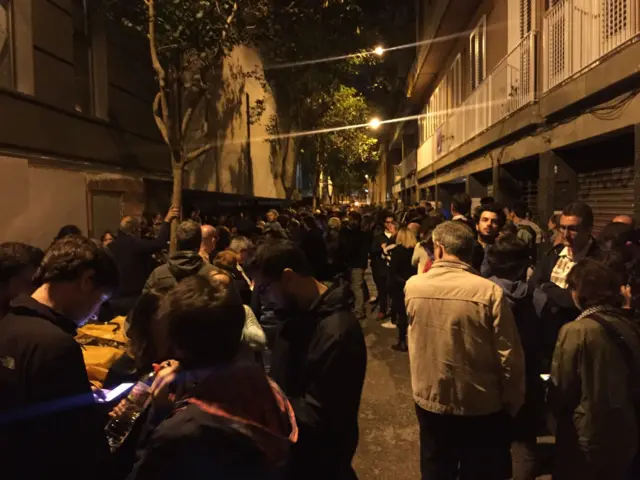 Barcelona'da oy verme işleminin sürdüğü bir okul