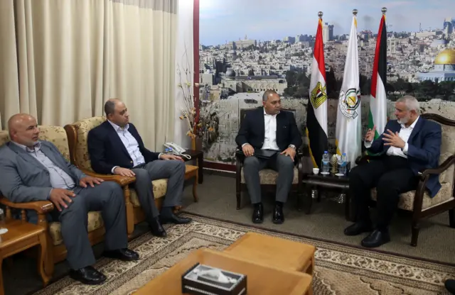 الوفد المصري أثناء لقائه اليوم مع إسماعيل هنية، رئيس المكتب السياسي لحركة حماس، في مكتبه بقطاع غزة.