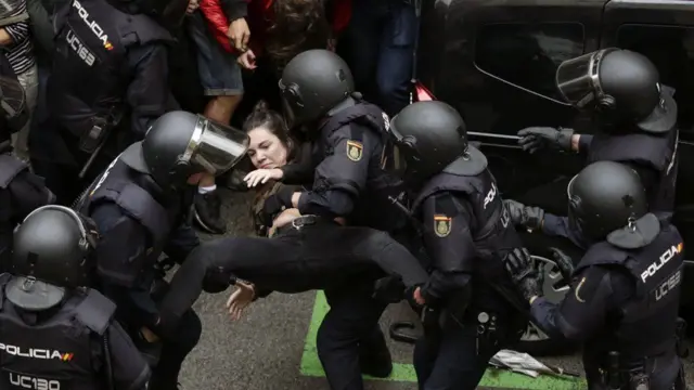 İspanyol polisi Barcelona'da bir kadının oy vermesini engelliyor