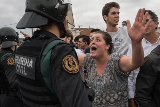 İspanyol polisine tepki gösteren bir Katalan