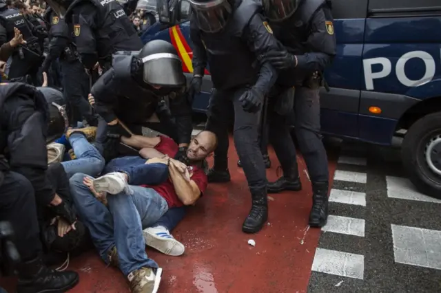 Barcelona'nın Ramon Llull bölgesinde bir oy merkezi dışında polis seçmenlere müdahale ediyor