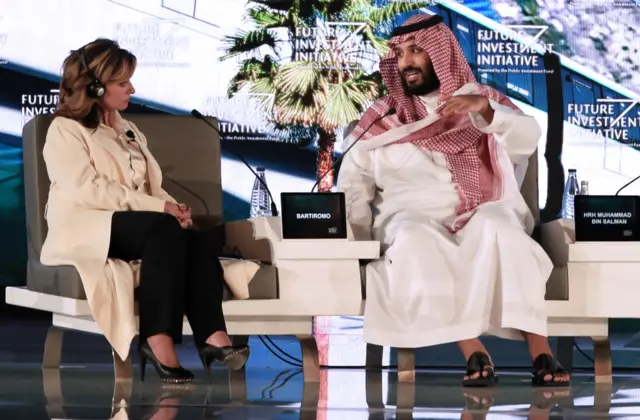محمد بن سلمان والصحفية الأمريكية ماريا بارتيرومو في المؤتمر اليوم في الرياض