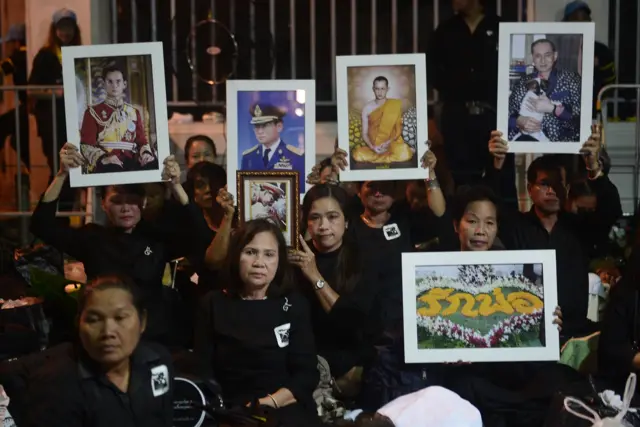 ประชาชนรอ
