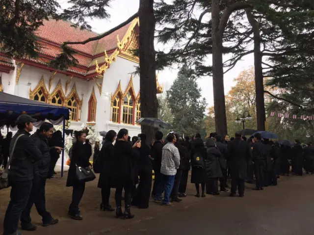 พิธีบำเพ็ญกุศลและวางดอกไม้จันทน์ ณ วัดพุทธปทีป กรุงลอนดอน