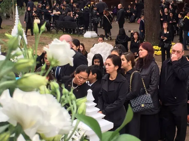 พิธีบำเพ็ญกุศลและวางดอกไม้จันทน์ ณ วัดพุทธปทีป กรุงลอนดอน