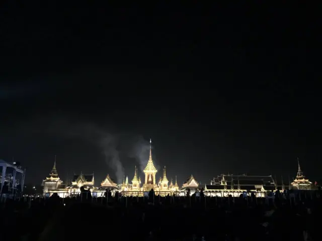 พบกลุ่มควันลอยขึ้นเหนือพระเมรุมาศ