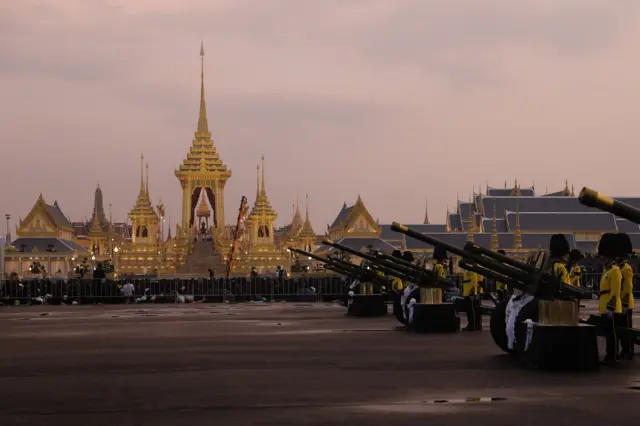 ทหารปืนใหญ่ยิงปืนใหญ่ถวายพระเกียรติ 21 นัด