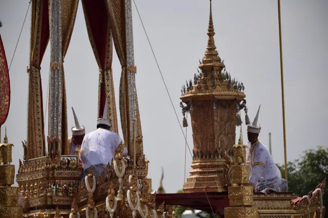 ขบวนพระบรมราชอิสริยยศริ้วขบวนที่ 2 อัญเชิญพระโกศทองใหญ่โดยเกรินบันไดนาค ประดิษฐานในบุษบกพระมหาพิชัยราชรถ
