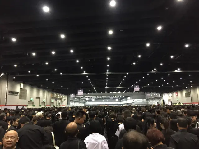 ประชาชนการเข้าแถวรอเข้าจุดคัดกรองที่ไบเทคบางนา