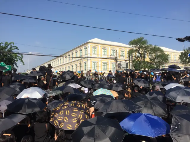 บริเวณกระทรวงกลาโหม จุดคัดกรองสะพานช้างโรงสี หลังกระทรวงฯ มีประชาชนเต็มพื้นที่ จึงปิดไม่ให้เข้าแล้ว